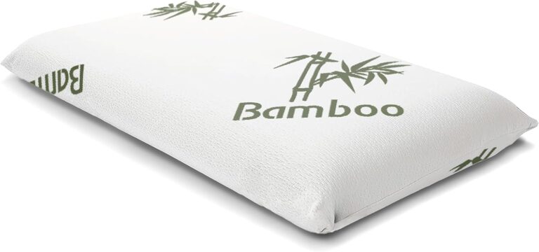 Ein weißes orthopädisches Kissen mit grünem Bambusblattmuster und dem Wort „Bambus“ in Grün aufgedruckt.