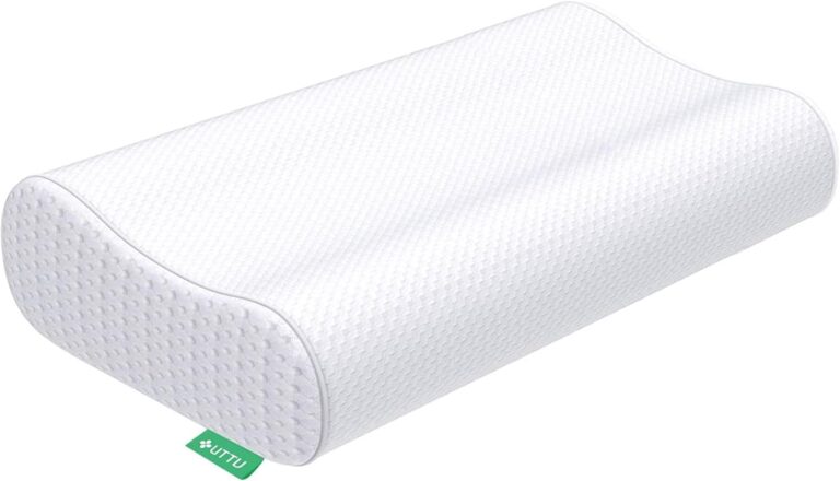 Orthopädisches Nackenstützkissen aus Memory Foam mit weißem Strukturbezug, isoliert auf weißem Hintergrund.