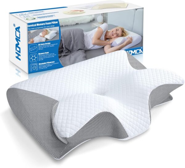 Ein konturiertes weißes Memory Foam-Kissen mit grauen Netzseiten wird vor seiner Verpackung gezeigt, auf der eine Frau liegt. Ein konturiertes weißes Memory Foam-Kissen mit grauen Netzseiten wird vor seiner Verpackung gezeigt, auf der eine Frau liegt.