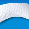 Ein konturiertes weißes Memory Foam-Kissen mit einer strukturierten Oberfläche ist auf blauem Hintergrund abgebildet.