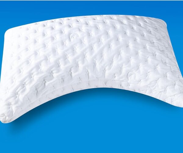 Ein konturiertes weißes Memory Foam-Kissen mit einer strukturierten Oberfläche ist auf blauem Hintergrund abgebildet.