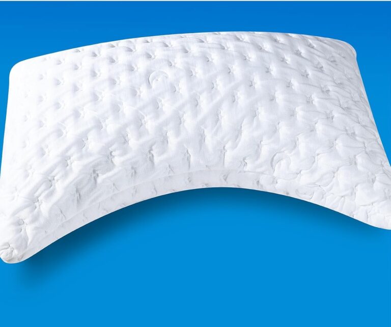 Ein konturiertes weißes Memory Foam-Kissen mit einer strukturierten Oberfläche ist auf blauem Hintergrund abgebildet.
