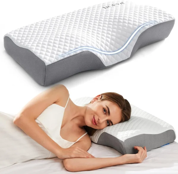 Eine Frau liegt auf der Seite auf einem grau-weißen orthopädischen Kissen und demonstriert dessen ergonomisches Design für optimale Nackenunterstützung.
