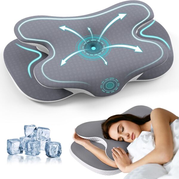 Ein konturiertes graues Kühlkissen mit blauen Pfeilen, die den Luftstrom anzeigen, Eiswürfel in der Nähe und eine Frau, die auf dem Kissen schläft.