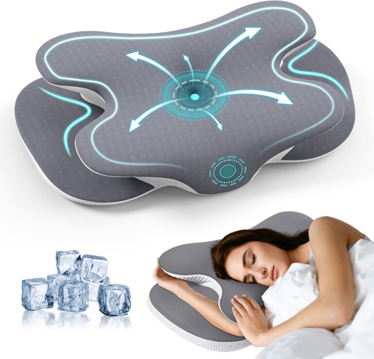 Ein konturiertes graues Kühlkissen mit blauen Pfeilen, die den Luftstrom anzeigen, Eiswürfel in der Nähe und eine Frau, die auf dem Kissen schläft.