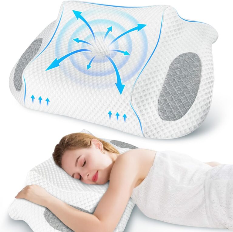Frau schläft auf einem weißen orthopädischen Kissen mit Airflow-Designmerkmalen, hervorgehoben durch blaue Pfeile.