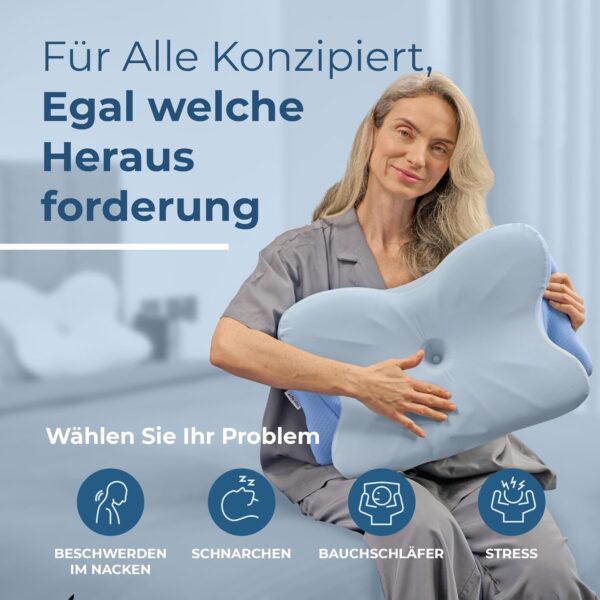 Eine Frau sitzt und hält ein großes, blaues, schmetterlingsförmiges Kissen. Um sie herum erscheint ein deutscher Text über die Vorteile des Kissens, darunter Nackenschmerzen, Schnarchen, Bauchschlaf und Stress.