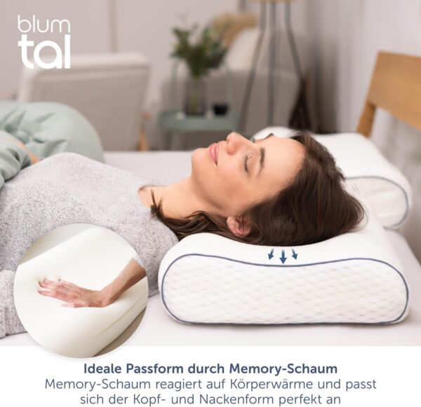 Eine Frau liegt auf einem Bett und benutzt ein Kissen aus Formgedächtnisschaum; im Hintergrund ist eine Hand zu sehen, die in den Schaumstoff drückt, um seine Weichheit zu demonstrieren. Eine Frau liegt auf einem Bett und benutzt ein Kissen aus Formgedächtnisschaum; im Hintergrund ist eine Hand zu sehen, die in den Schaumstoff drückt, um seine Weichheit zu demonstrieren.