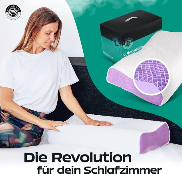 Eine Frau schläft auf einem Kissen mit den Worten „Die Revolution“.