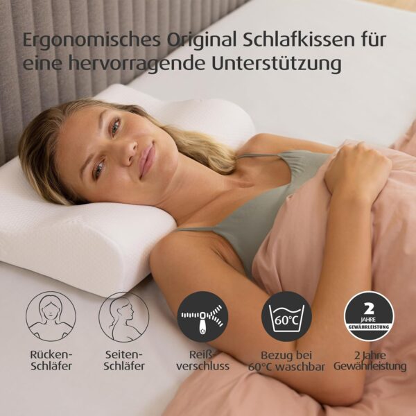 Eine Frau liegt auf einem Bett und benutzt ein ergonomisches Kissen. Die Produkteigenschaften sind in deutscher Sprache dargestellt, und Symbole heben die Waschbarkeit, den Bezug mit Reißverschluss und die 2-jährige Garantie hervor.