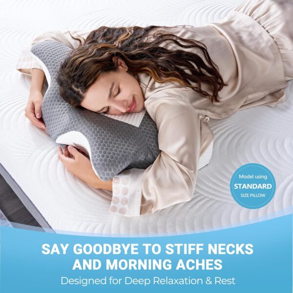 Eine Frau im Schlafanzug liegt auf einer Matratze und stützt ihren Kopf auf ein geformtes Kissen. Der Text auf dem Bild wirbt für die Linderung von steifen Nacken und morgendlichen Schmerzen und verweist auf die Verwendung eines Kissens in Standardgröße.
