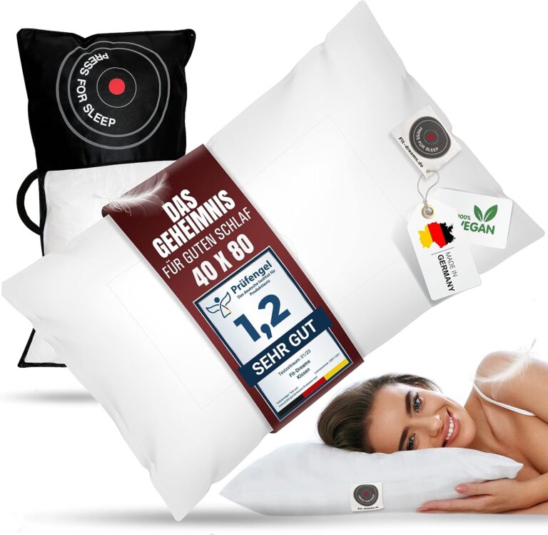 Ein Satz ergonomischer orthopädischer Kissen mit Etiketten und Anhängern, die auf Qualitätszertifikate und Merkmale hinweisen, begleitet von einer lächelnden Frau, die auf einem der Kissen liegt.