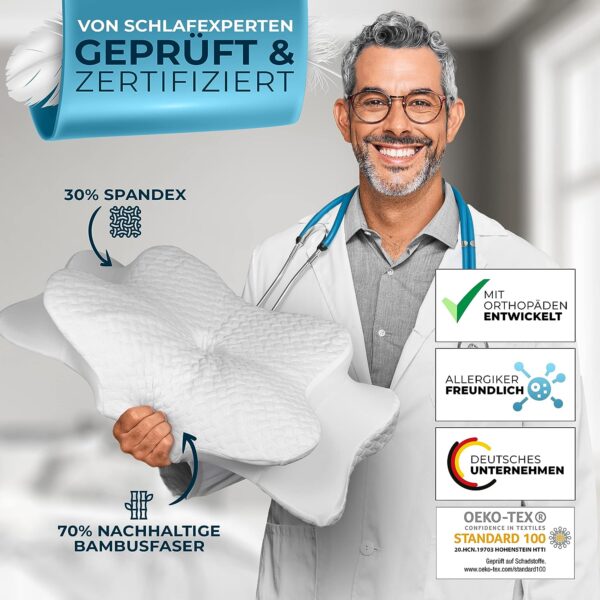 Ein Mann hält ein orthopädisches Kissen.