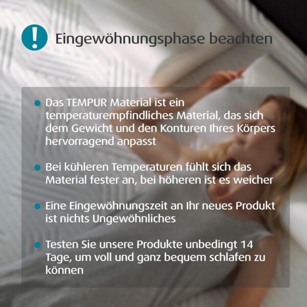 Im Hintergrund liegt eine Frau auf einem Bett, während ein transparentes Textfeld in deutscher Sprache Hinweise zur Anpassungszeit von TEMPUR-Materialmatratzen gibt.