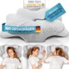 Eine Frau schläft auf einem orthopädischen Kissen.